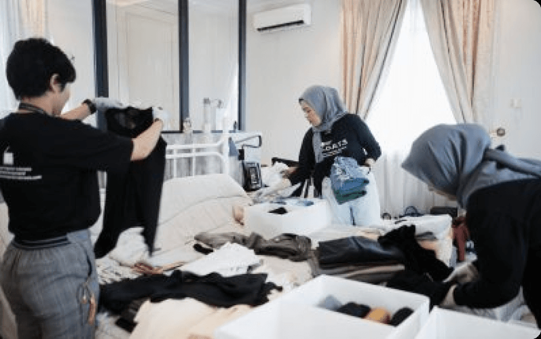 Tim POI sedang menata ruang klien