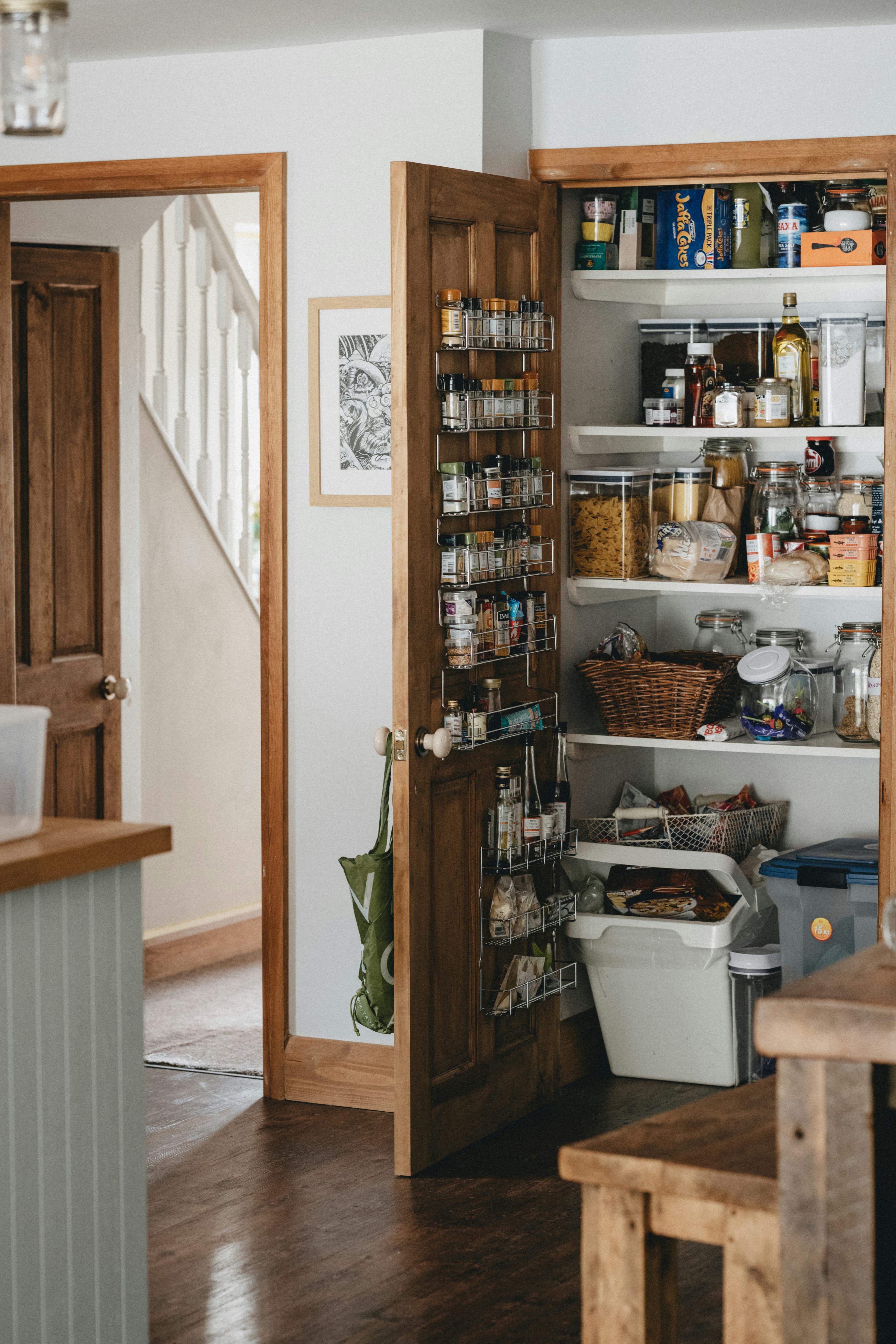 Organized Dry Pantry sesudah ditata